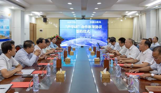 1.永利集团304am官方入口与张掖公路局在张掖公路局举行“产学研框架协议”签约仪式。(钟晓亮 摄).jpg